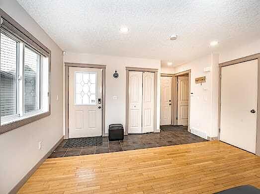 Calgary 3 + Den bedrooms Main Floor for rent. Property photo: 574527-2