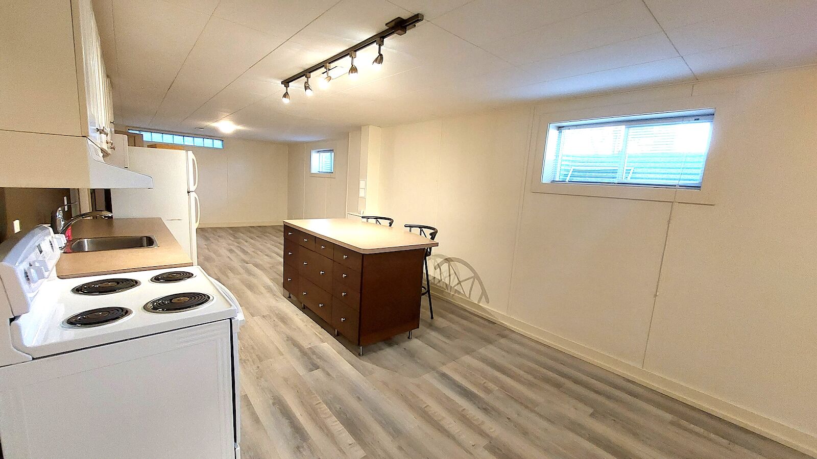 Kitchen Calgary 1 bedroom Basement for rent. Property photo: 575188-1