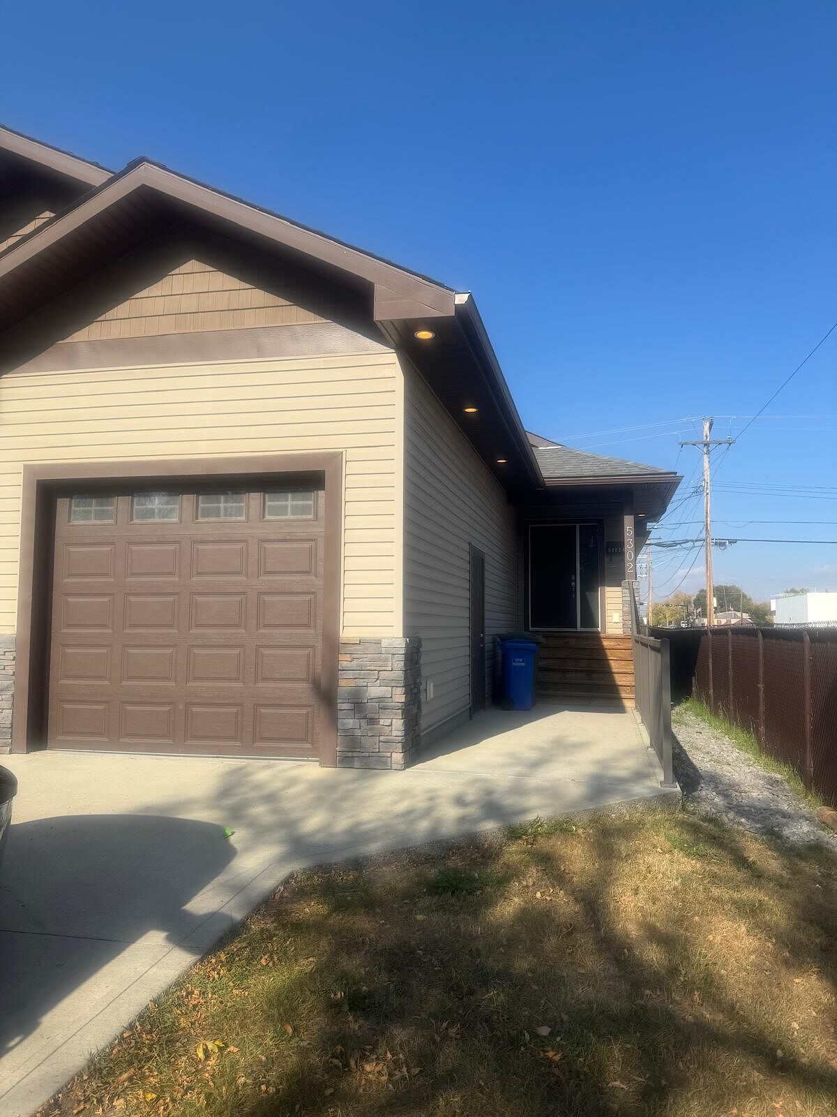 Wetaskiwin 3 bedrooms Duplex for rent. Property photo: 575344-1