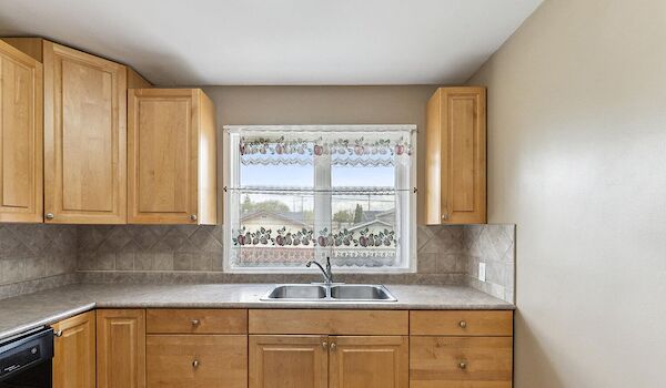 Edmonton 6 bedrooms House for rent. Property photo: 576957-3