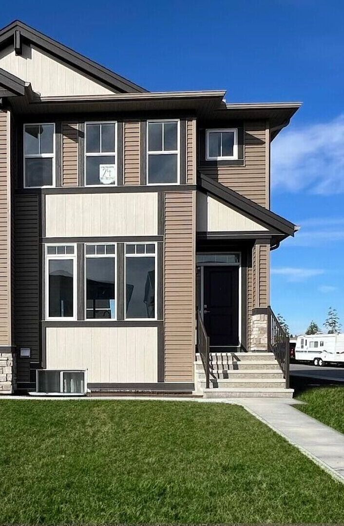 Okotoks 3 bedrooms Main Floor for rent. Property photo: 577070-1
