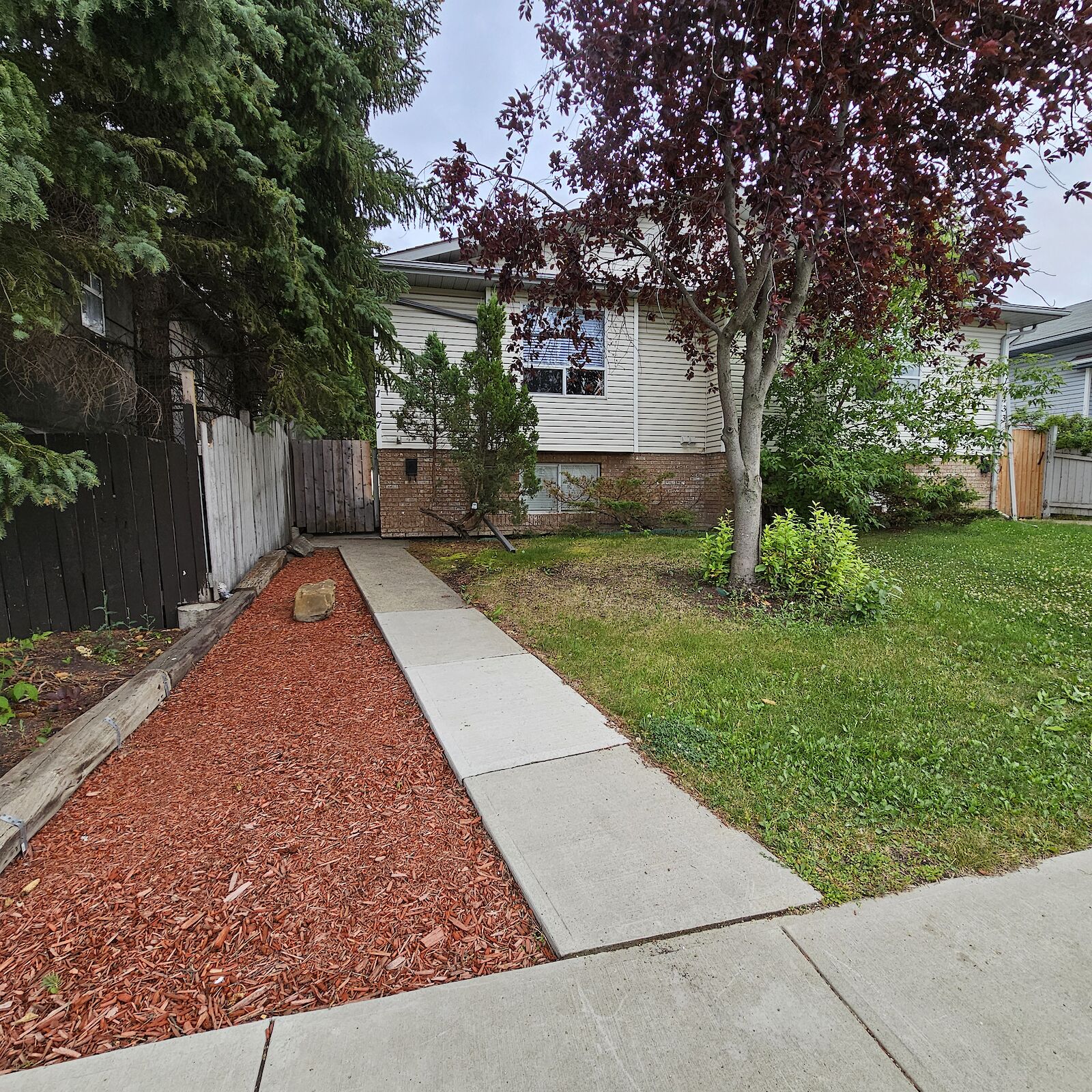 Front+of+House Edmonton 3 bedrooms Basement for rent. Property photo: 579093-1