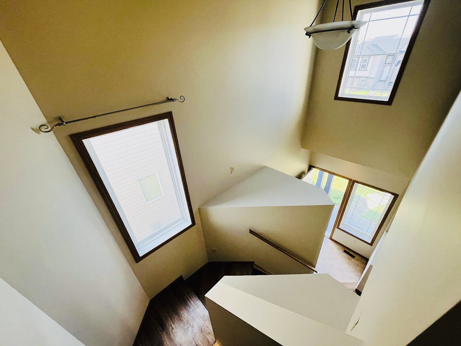 Calgary 4 bedrooms House for rent. Property photo: 587473-1