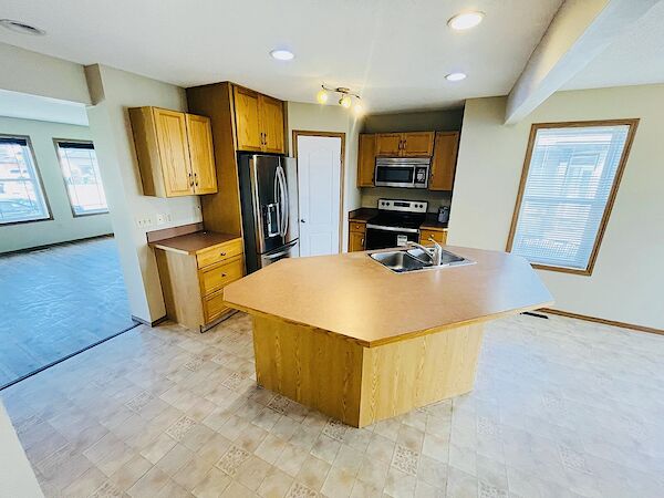 Calgary 4 bedrooms House for rent. Property photo: 587473-3