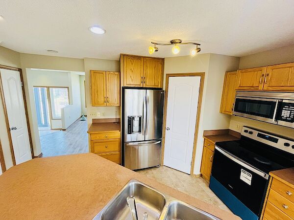 Calgary 4 bedrooms House for rent. Property photo: 587473-2