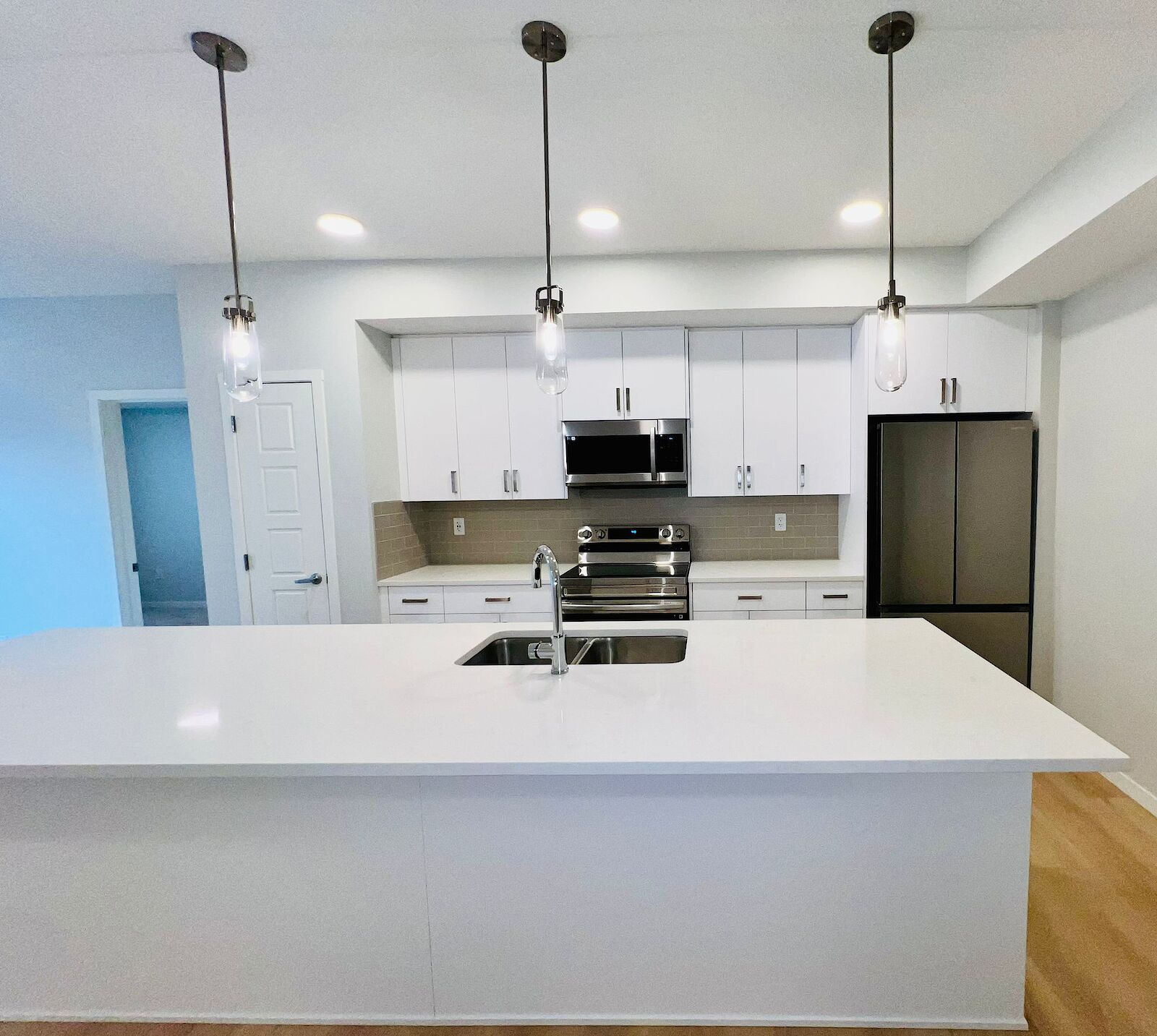 Calgary 2 bedrooms Condo Unit for rent. Property photo: 587874-1