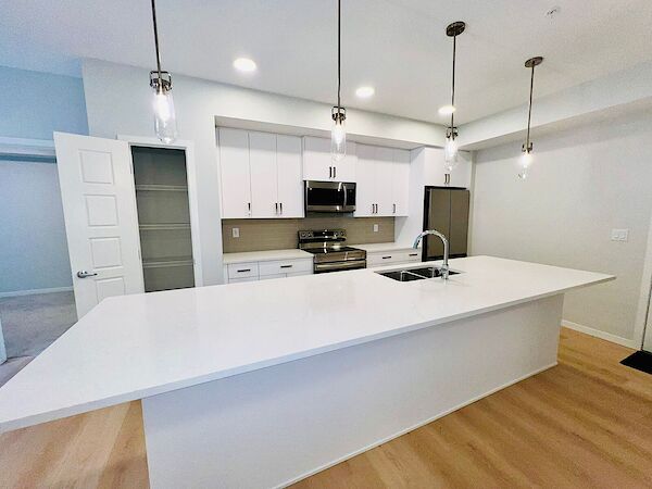 Calgary 2 bedrooms Condo Unit for rent. Property photo: 587874-2