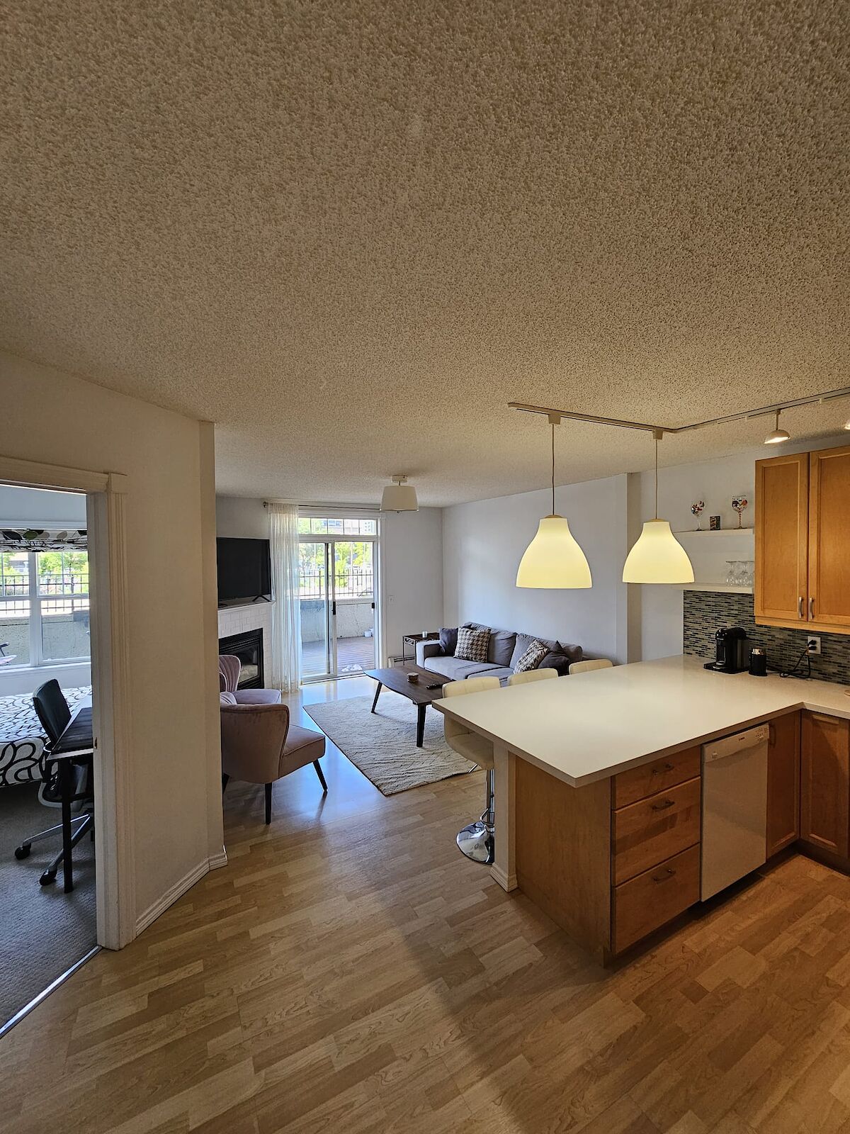 Calgary 2 bedrooms Condo Unit for rent. Property photo: 588012-1