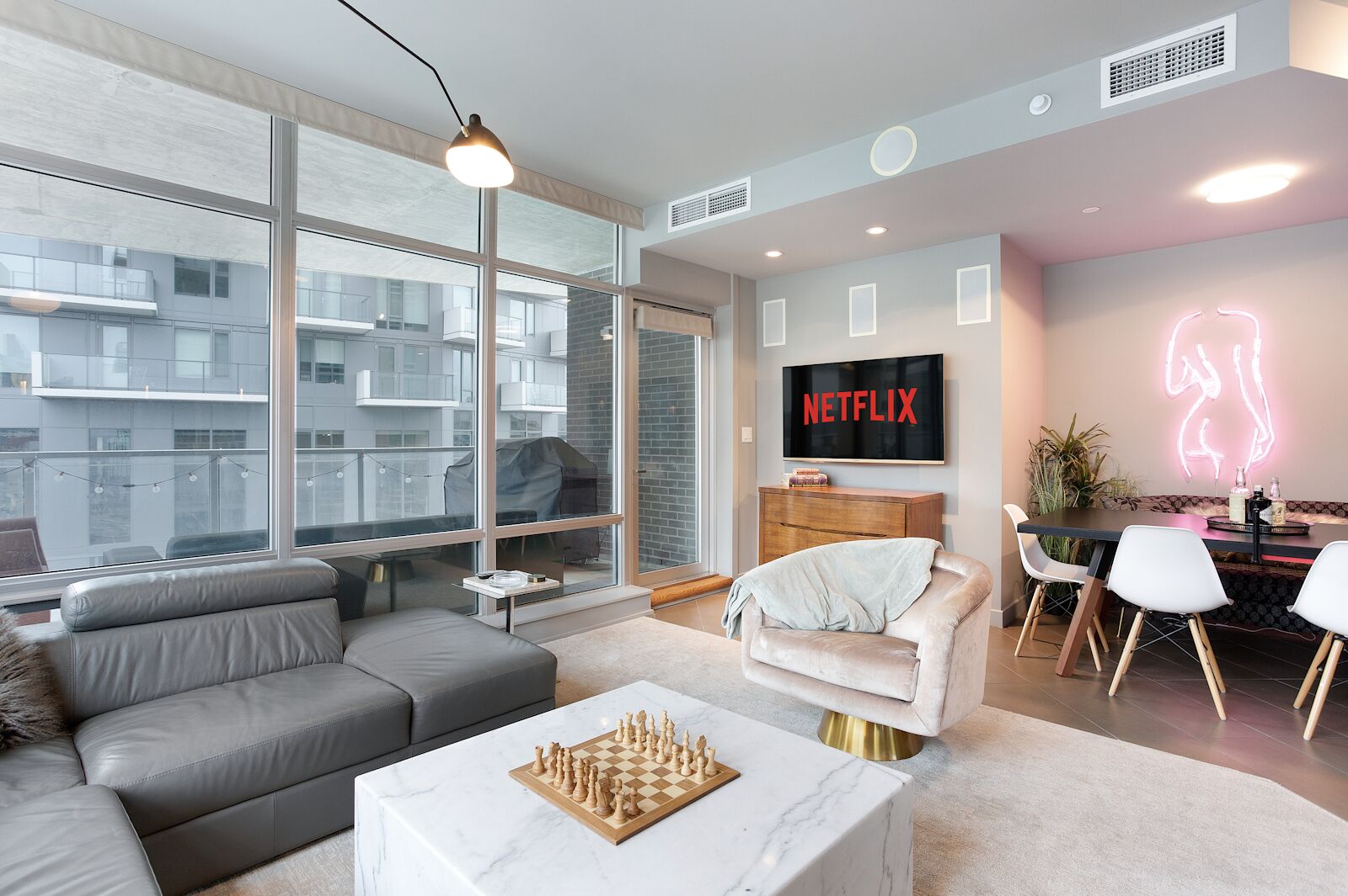 Calgary 2 bedrooms Condo Unit for rent. Property photo: 588248-1