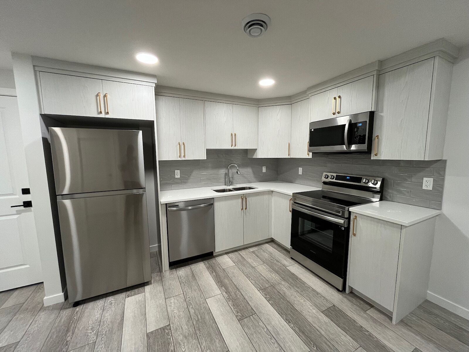 Calgary 2 bedrooms Basement for rent. Property photo: 588747-1