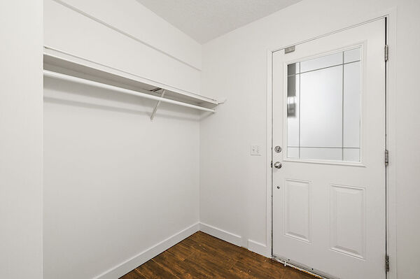 Calgary 2 bedrooms Condo Unit for rent. Property photo: 591731-2