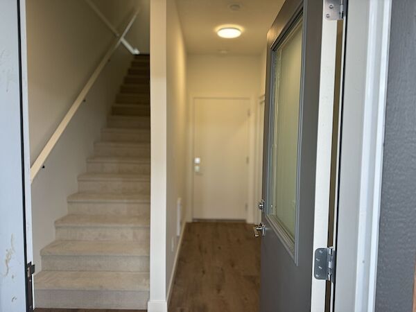 Chestermere 4 bedrooms Townhouse for rent. Property photo: 591858-2