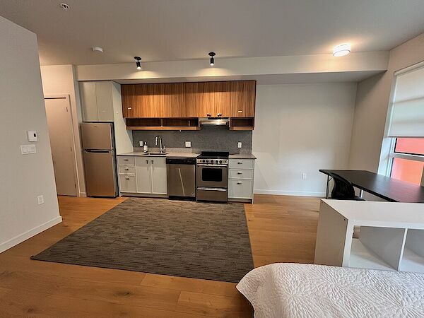Victoria studio Condo Unit for rent. Property photo: 591900-2