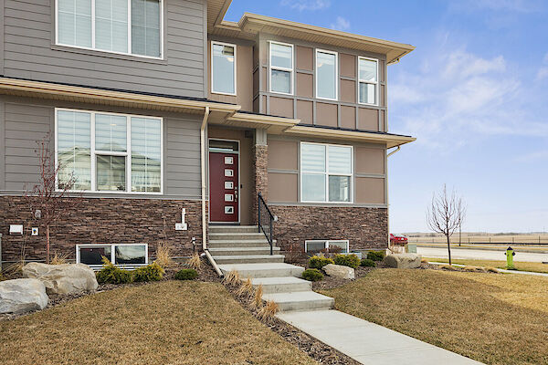 Chestermere 3 bedrooms Townhouse for rent. Property photo: 592999-2