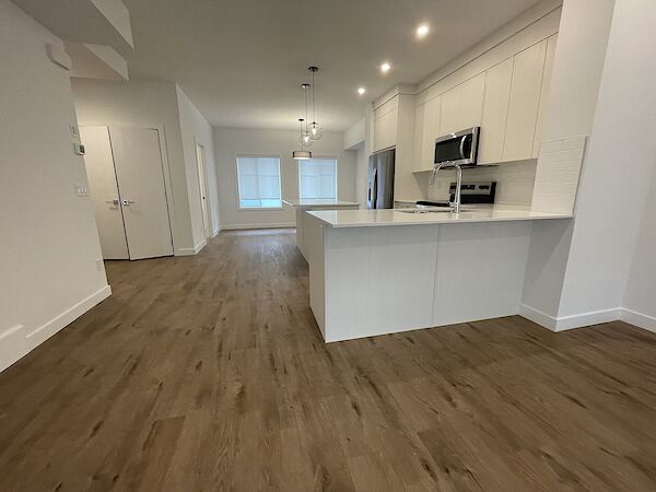 Chestermere 4 bedrooms Townhouse for rent. Property photo: 593242-2