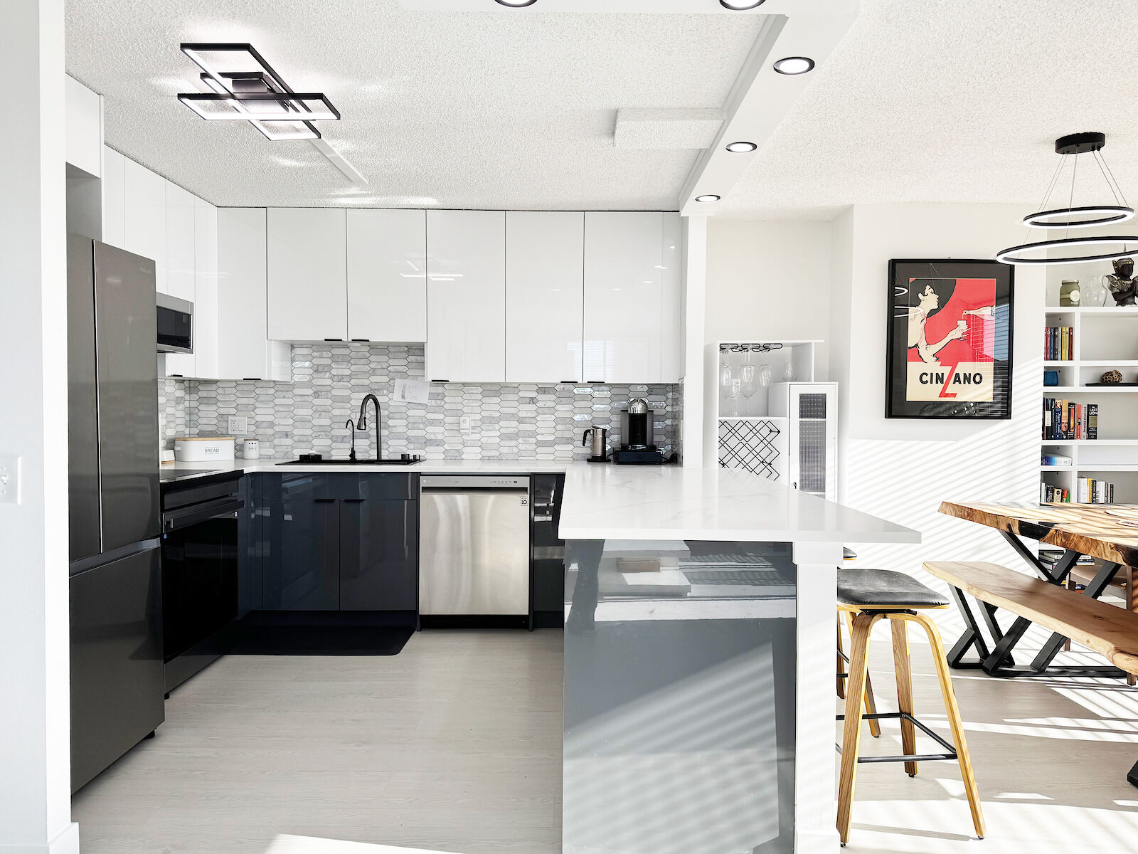 Calgary 2 bedrooms Condo Unit for rent. Property photo: 594467-1