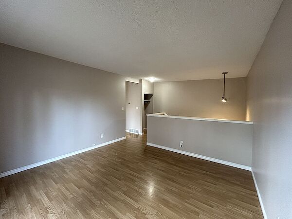 Edmonton 2 bedrooms Duplex for rent. Property photo: 594800-2