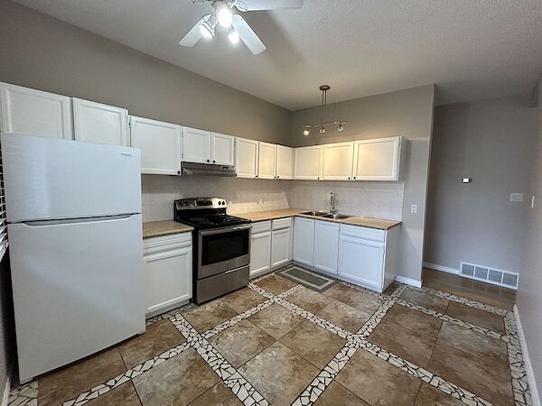 Edmonton 2 bedrooms Duplex for rent. Property photo: 594800-3