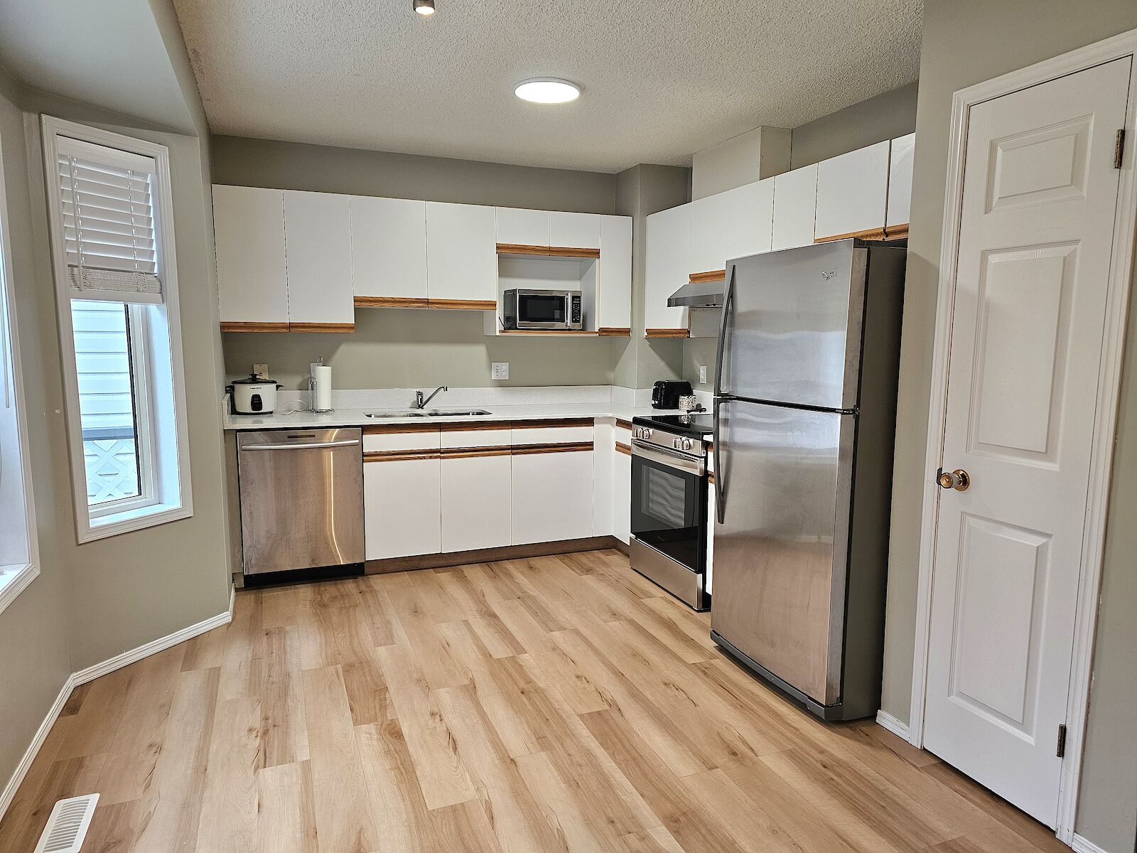 Edmonton 3 bedrooms Room For Rent for rent. Property photo: 594896-1