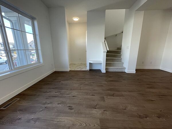 Chestermere 3 bedrooms Duplex for rent. Property photo: 595052-2