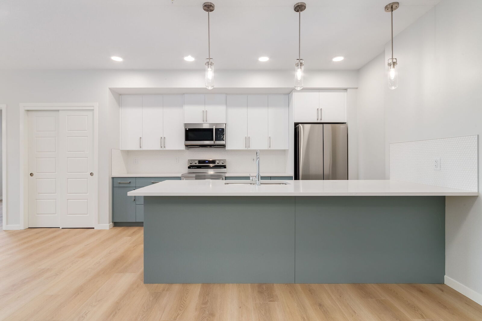 Calgary 2 bedrooms Condo Unit for rent. Property photo: 595564-1