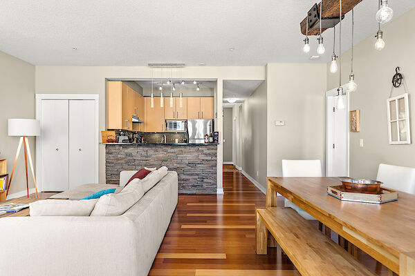 Calgary 2 bedrooms Condo Unit for rent. Property photo: 598485-3