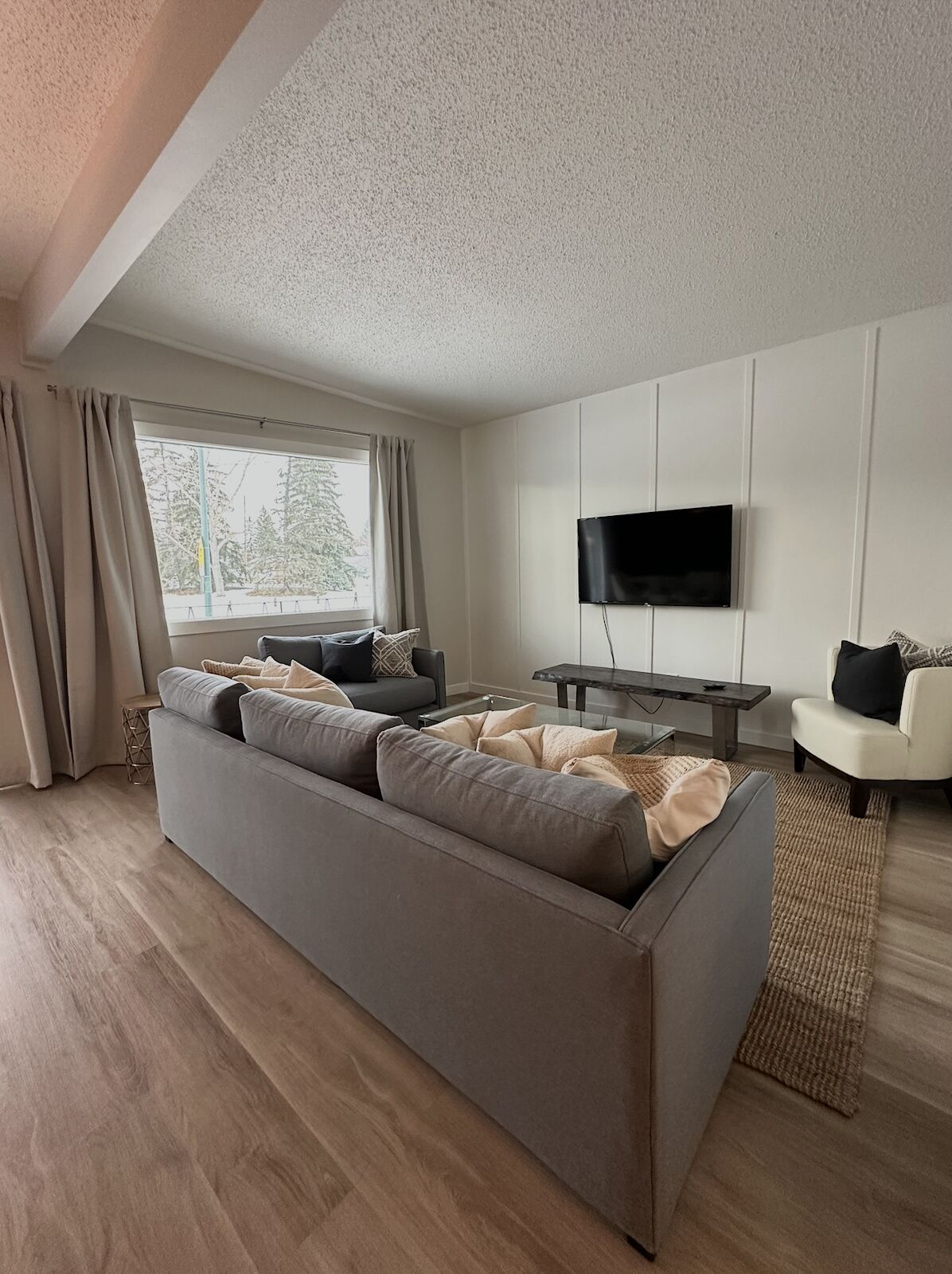 Open+Concept+Living+-+with+lots+of+seating Calgary 5 bedrooms Duplex for rent. Property photo: 598734-1