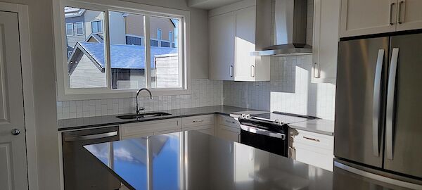 Chestermere 3 bedrooms Townhouse for rent. Property photo: 598981-3