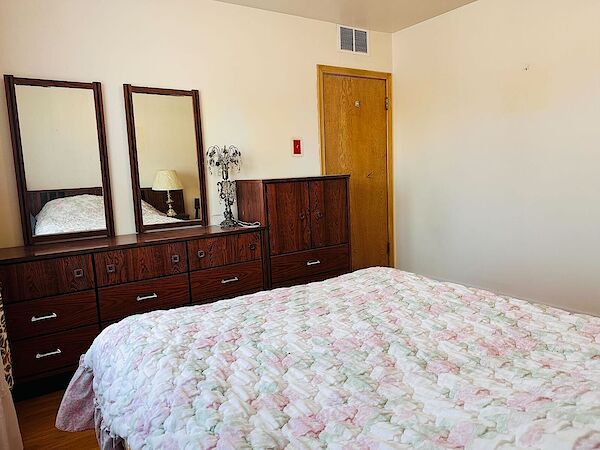 Calgary 4 bedrooms Room For Rent for rent. Property photo: 599827-2