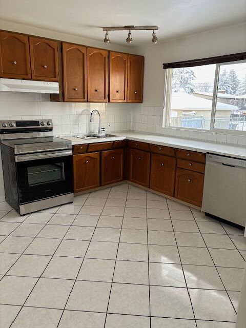 Calgary 2 + Den bedrooms Main Floor for rent. Property photo: 603595-1