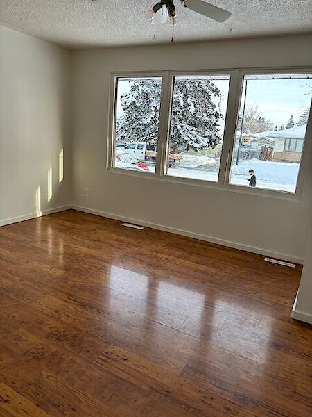 Calgary 2 + Den bedrooms Main Floor for rent. Property photo: 603595-3