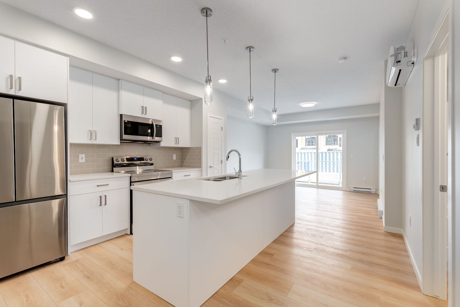 De Winton 2 bedrooms Condo Unit for rent. Property photo: 604783-1