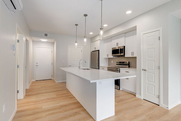 De Winton 2 bedrooms Condo Unit for rent. Property photo: 604783-3