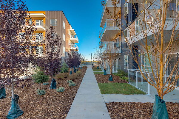 De Winton 2 bedrooms Condo Unit for rent. Property photo: 604786-2