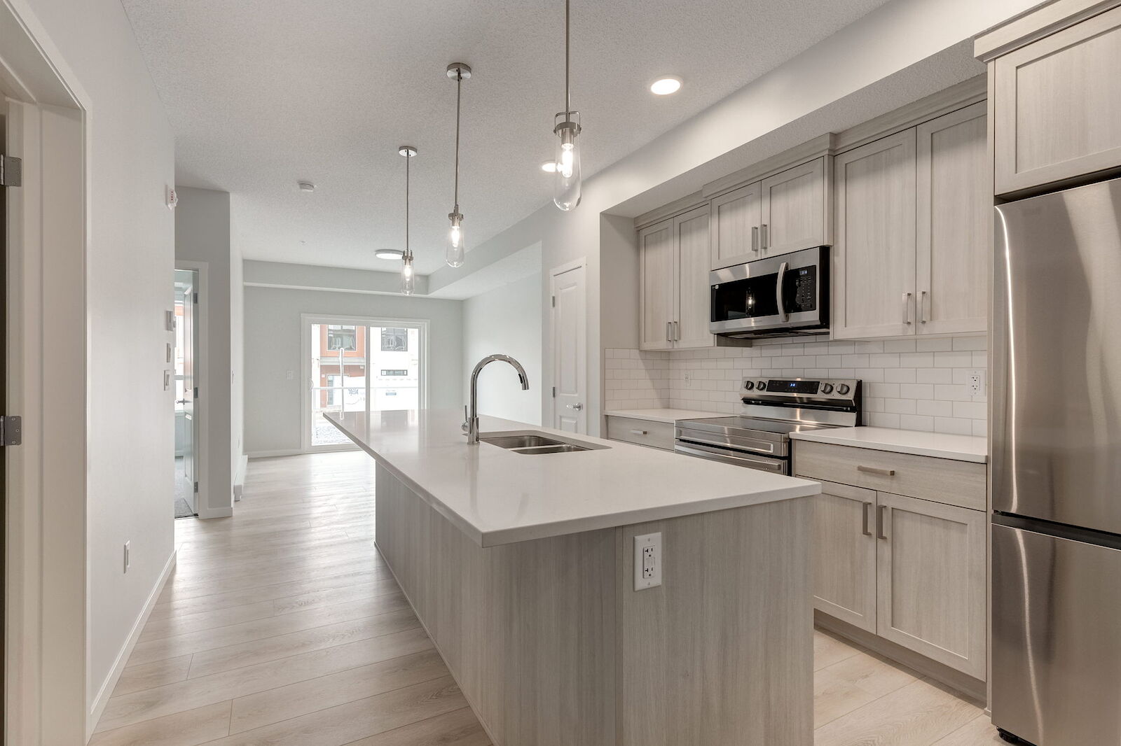 De Winton 1 bedroom Condo Unit for rent. Property photo: 604787-1