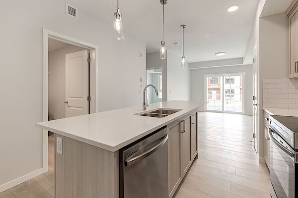 De Winton 1 bedroom Condo Unit for rent. Property photo: 604787-3