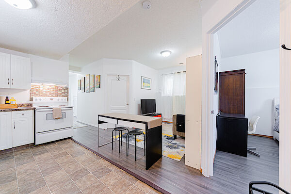 Calgary 2 bedrooms Room For Rent for rent. Property photo: 605666-3