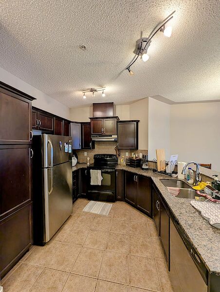 Luxurious+modern+kitchen+with+high-end+appliances+and+granite+countertops Calgary 2 + Den bedrooms Condo Unit for rent. Property photo: 606379-3