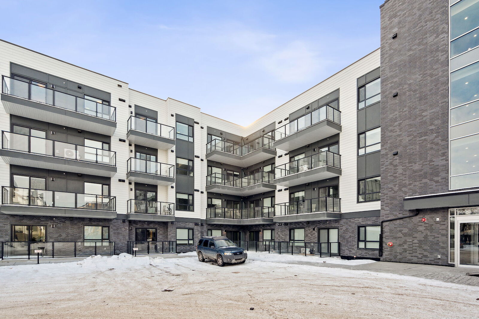 Calgary 2 bedrooms Condo Unit for rent. Property photo: 607060-1