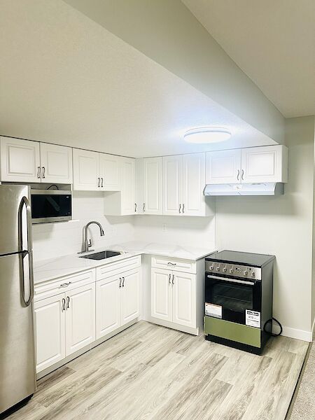 Kitchen Airdrie 1 bedroom Basement for rent. Property photo: 608699-2