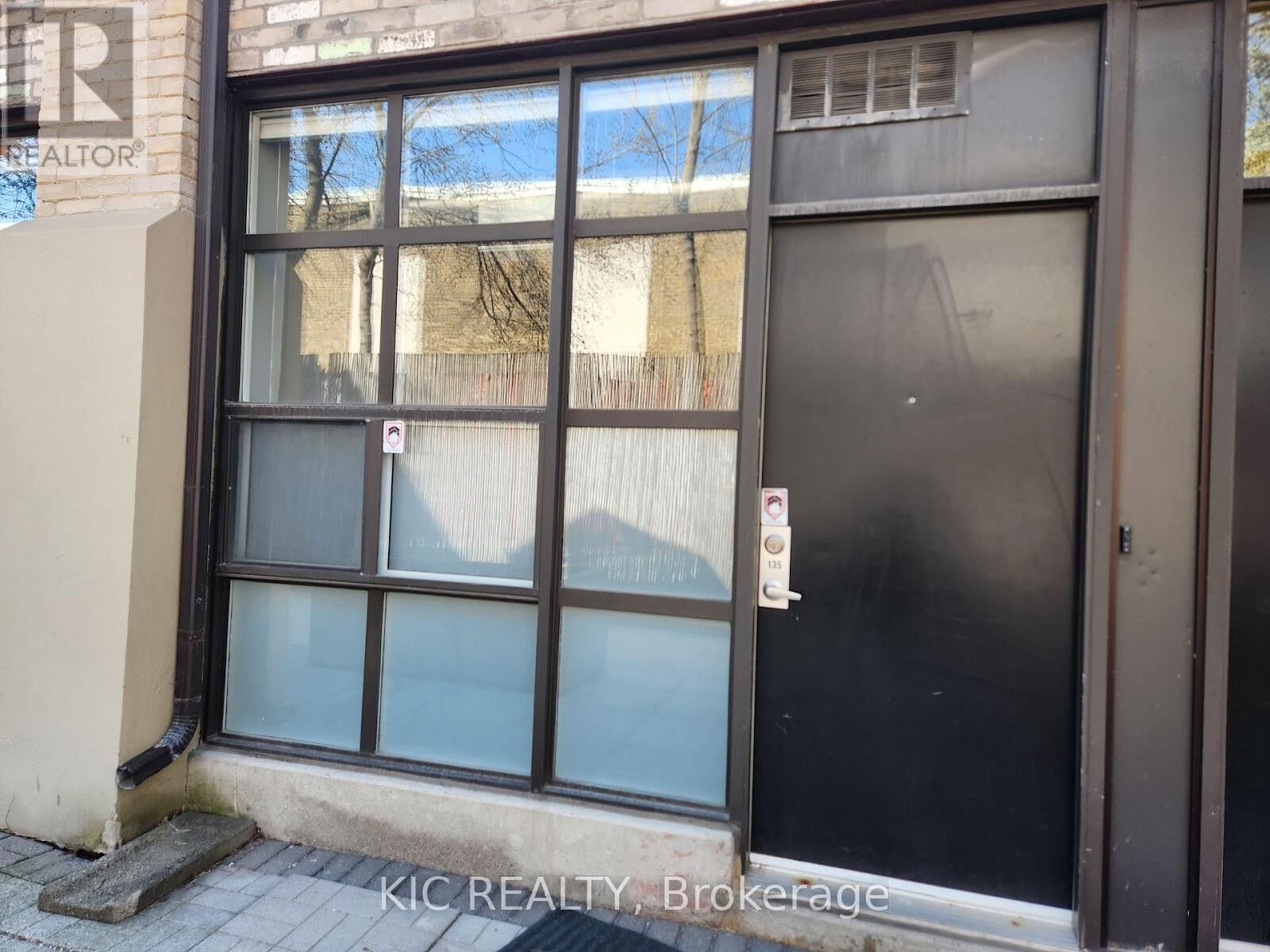 Toronto studio Townhouse for rent. Property photo: 615618-1