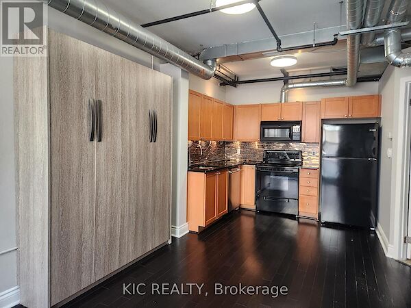 Toronto studio Townhouse for rent. Property photo: 615618-3