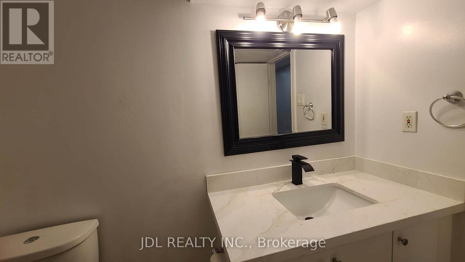 Washroom Toronto 3 bedrooms House for rent. Property photo: 616306-1