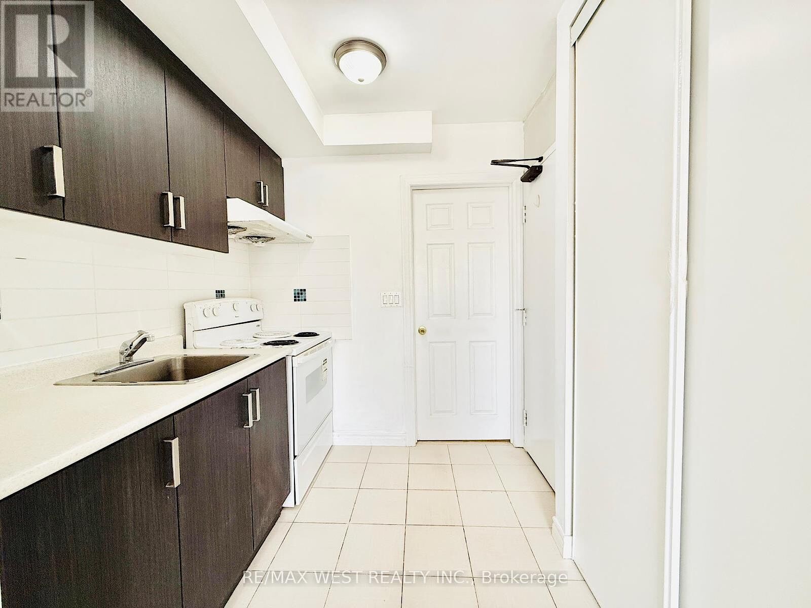 Toronto studio Apartment for rent. Property photo: 616821-1