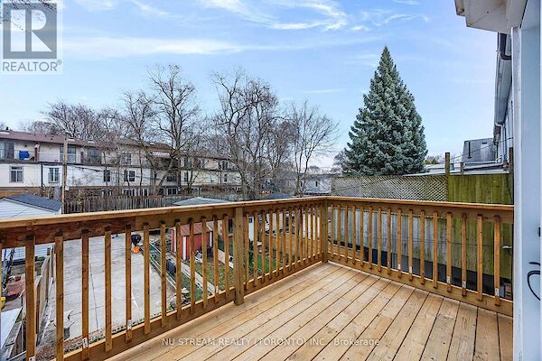 Toronto 3 bedrooms Townhouse for rent. Property photo: 626695-2