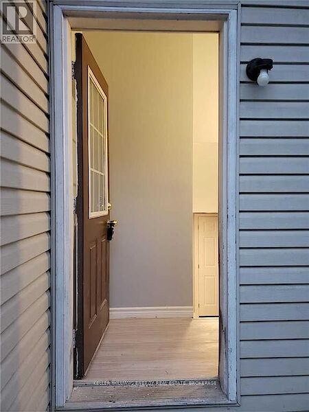 Side+Entrance Oshawa 3 bedrooms House for rent. Property photo: 628640-2