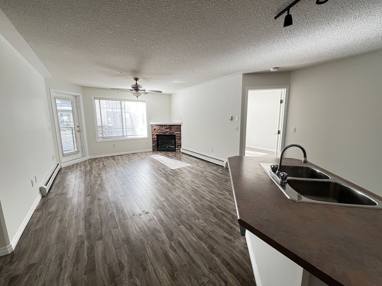 Calgary 2 bedrooms Condo Unit for rent. Property photo: 630478-1