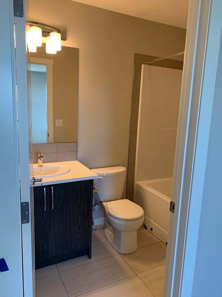 Calgary 3 + Den bedrooms Townhouse for rent. Property photo: 632876-1