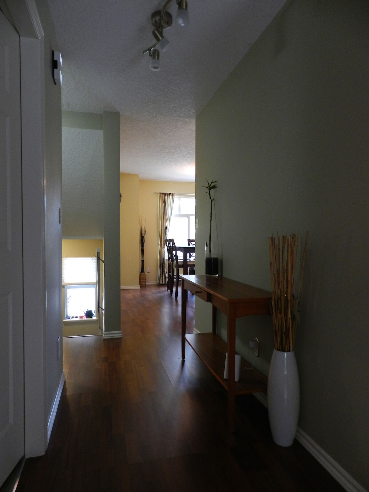 Main+Floor+Hallway+from+Living+Room Victoria 3 bedrooms Townhouse for rent. Property photo: 634043-1