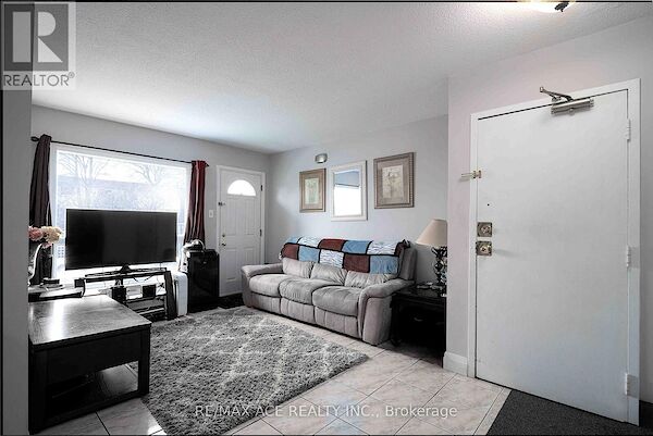 Oshawa 4 bedrooms Townhouse for rent. Property photo: 634270-2